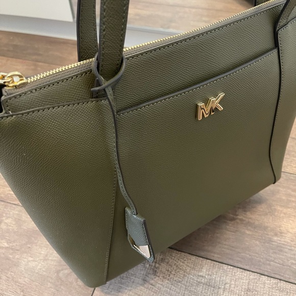 Michael Kors Handbags - NWT Michael Kors Medium Leather Tote